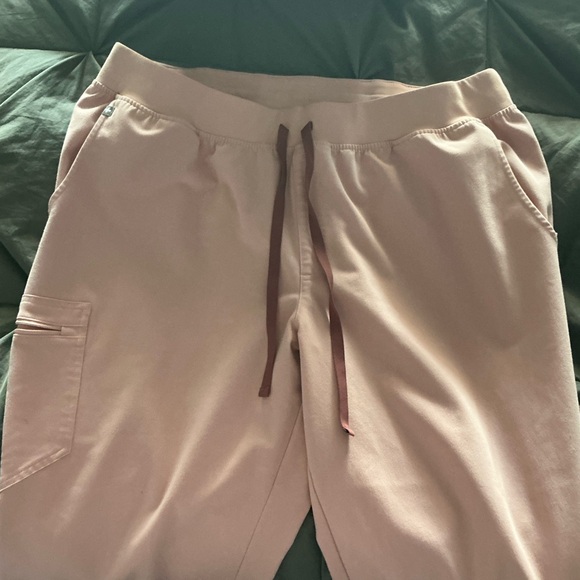 Figs pink sand Zamora jogger with Catarina scrub top set - Picture 3 of 6